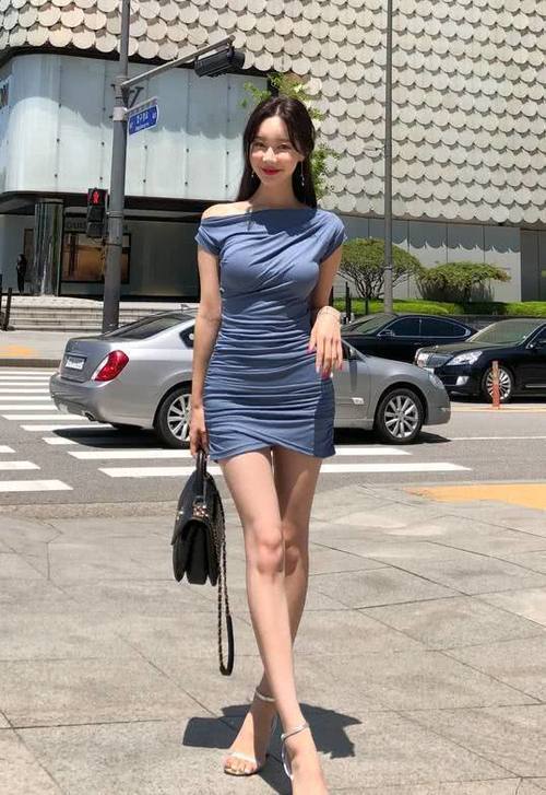 街拍：穿着酷感十足精致的小姐姐，美女像从画里出来的一样！