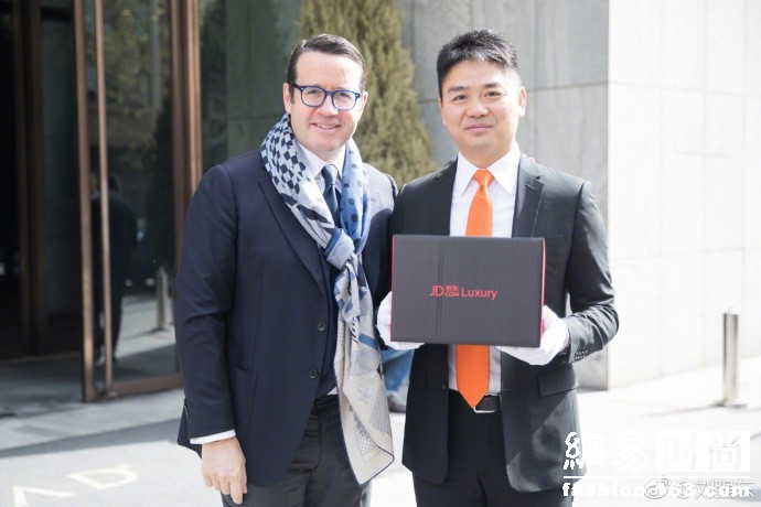 刘强东竟拿下了巴黎世家 穿衣品味也时髦的飞起
