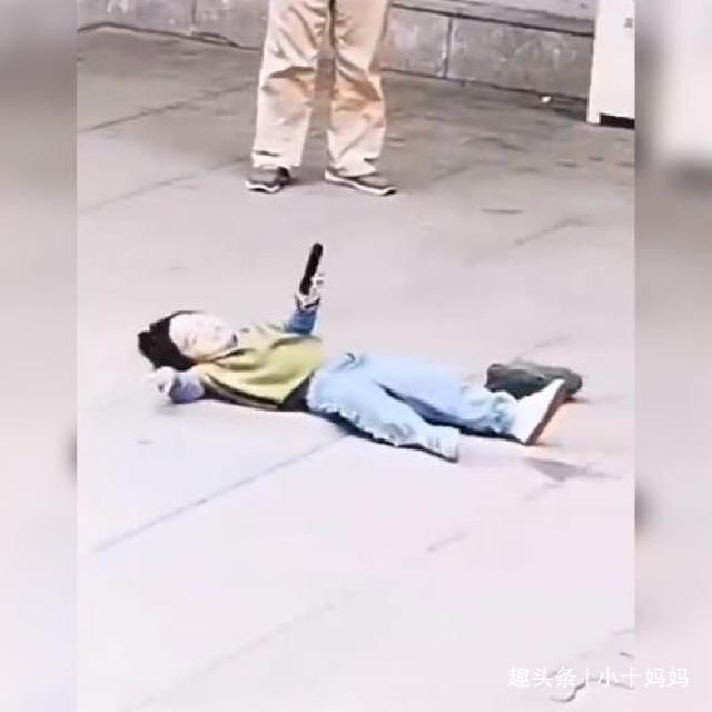  『熟练』亲爸让女儿为自己使出“浑身解数”拍照，网友：让人心疼的熟练！