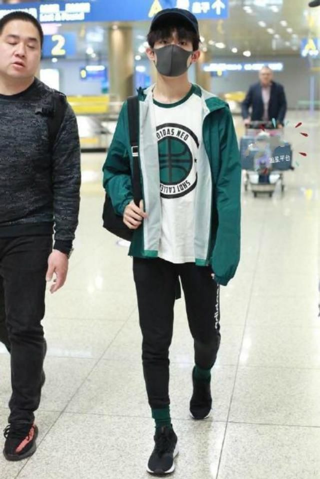 易烊千玺火到国外，带猫咪拍广告，一身潮装让韩国机场都瘫痪了!