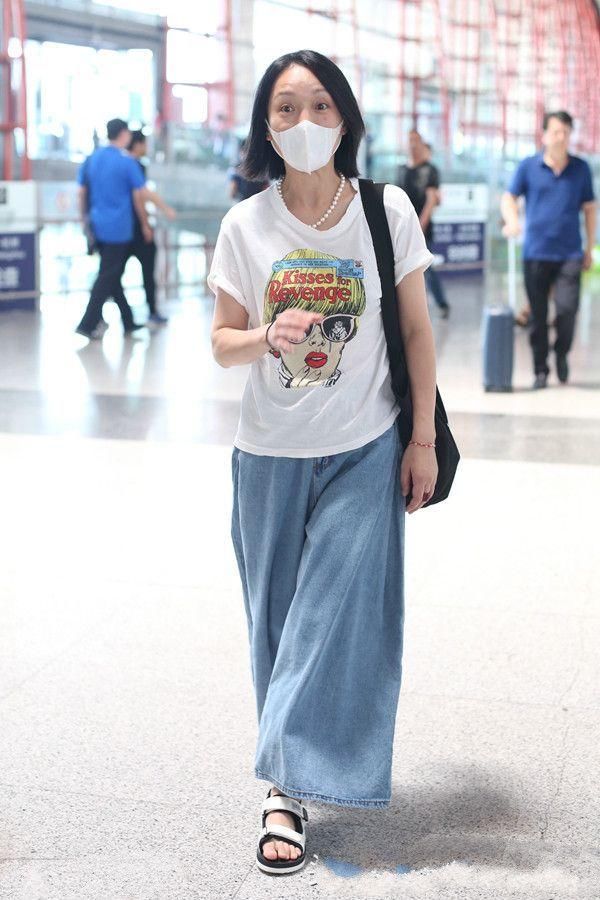 周迅大胆尝试阔腿裤,身材被五五分,后悔万分!