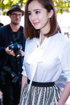 服了杨幂！白衬衫都被撑出不一样的曲线，网友：刘恺威无比幸福！