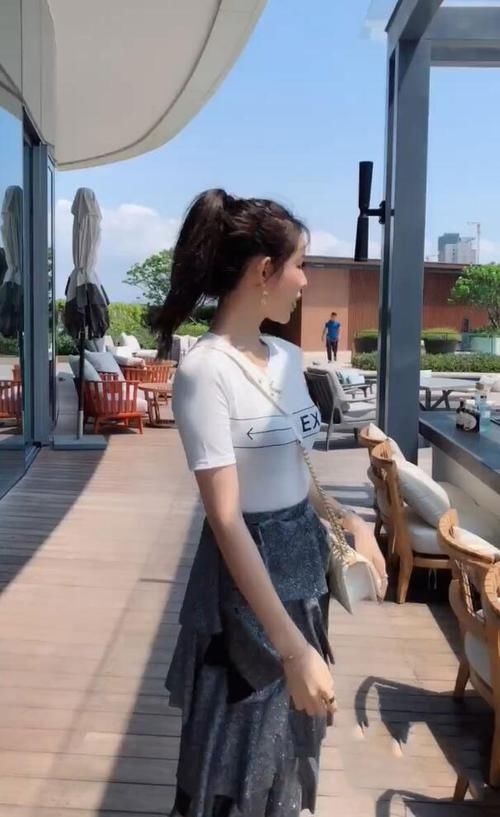 『小姐姐』清新的潮流少女，穿搭紧身，不一样的青春情怀!