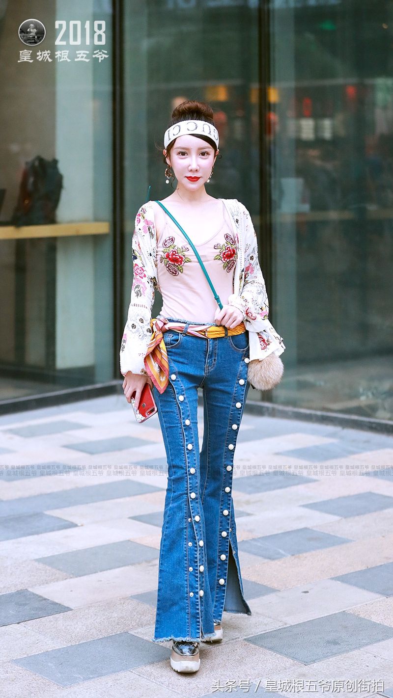 街拍:眼下时髦女人都这样穿，清凉迷人又显女人魅力