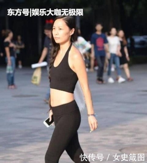  『长袖』街拍：身材苗条的小姐姐，一件黑色的长袖连衣裙，气质女神魅力范