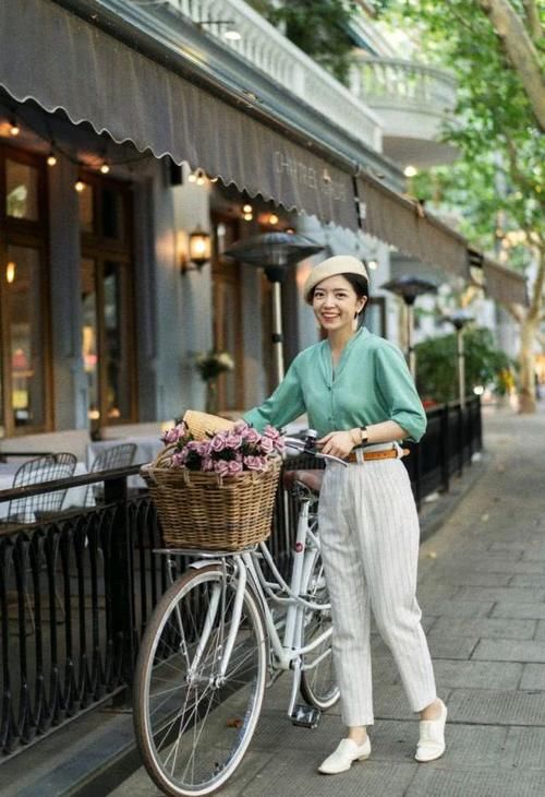  「复古」三木的复古穿搭来啦！奶油绿衬衫配白色条纹高腰九分裤，清新复古