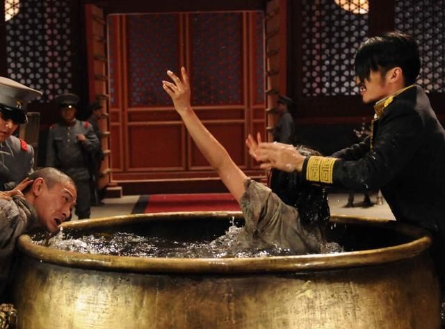 央视重播范冰冰主演电影回应封杀谣言，生理期泡冷水忍痛吃药获赞