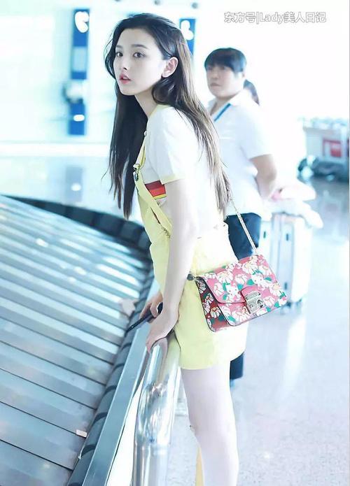 比宋祖儿大几岁的王鸥这样穿，两人竟似同龄人，果然这样搭显年轻