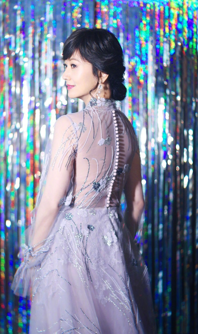 逆生长只服赵雅芝，透视纱裙减龄40岁，网友：不是装嫩是真嫩