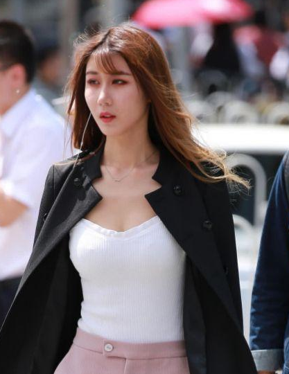 路人街拍：穿黑短裙的小姐姐，身材再好，也要注意看路啊