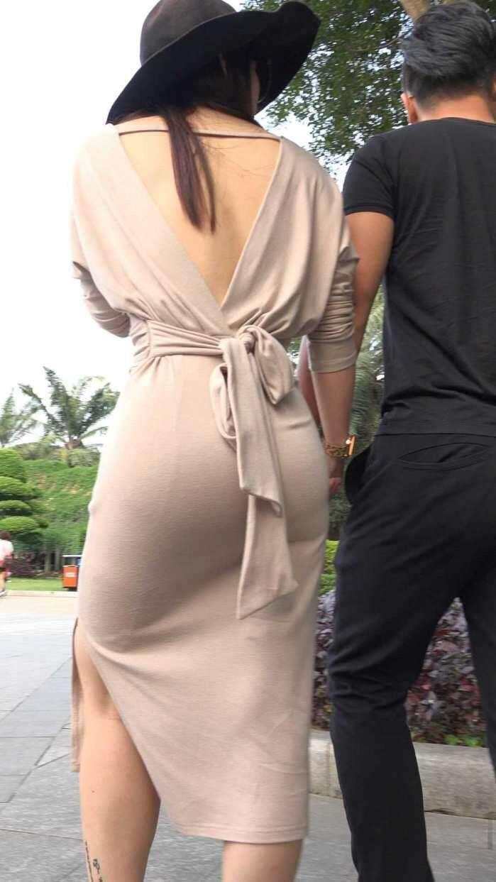 街拍: 紧致的裙子让成熟女人更有魅力