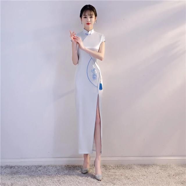 旗袍开衩有讲究，不然怎生曼妙情？