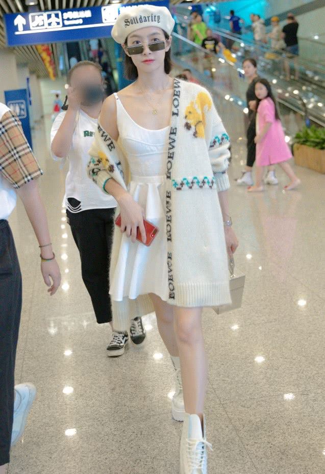 宋茜一袭白裙超优雅，尽显女人味，小露香肩很撩人!