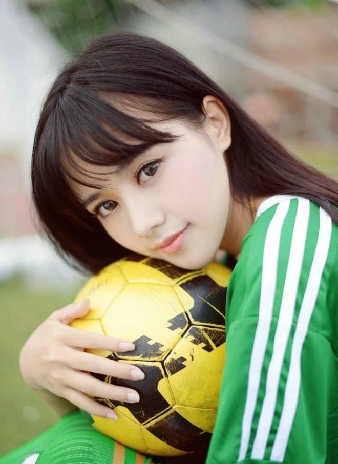 性感足球宝贝甜美俏皮球场写真图片