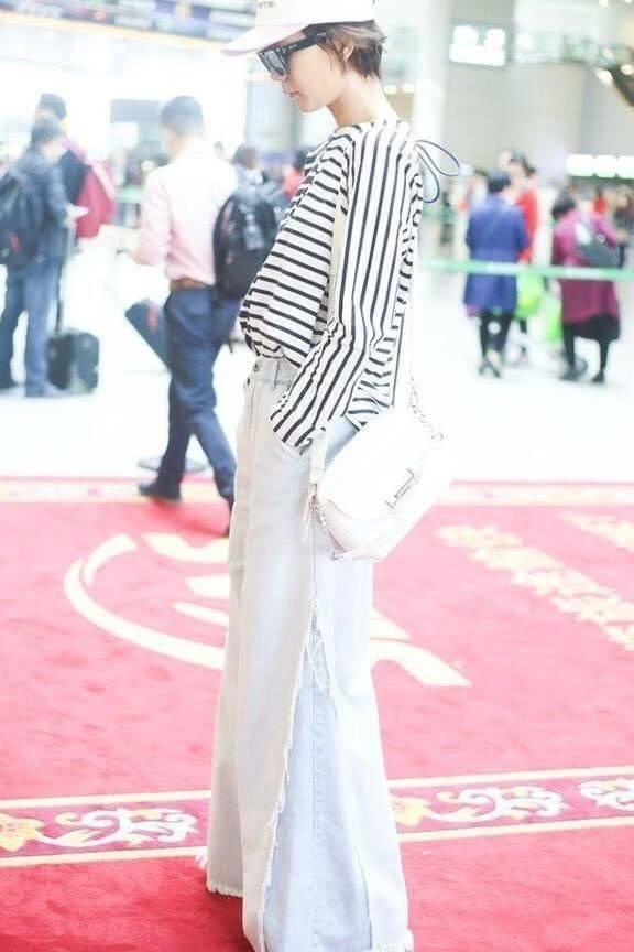 王珞丹嫌鞋子太高,索性脱掉光着脚丫走阳台,网友:女神悠着点!