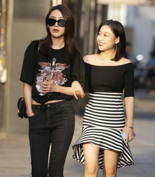 「紧身裤」街拍:身材苗条的美女,一件墨绿色上衣配黑色紧身裤,时尚气质