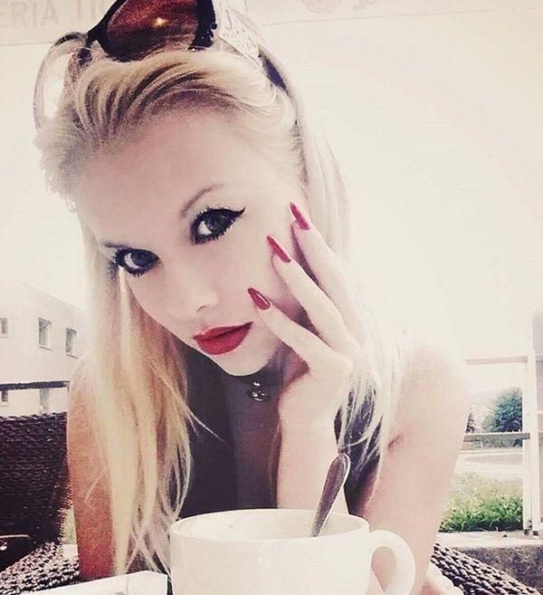 全世界最接近芭比娃娃的姑娘，但是这画风，你真心感受一下