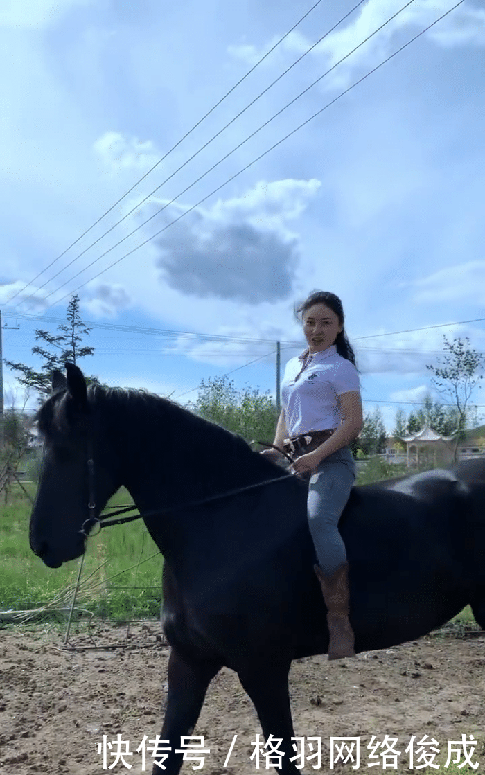 【美女】穿着紧身牛仔裤骑马,美女不感觉不方便吗?