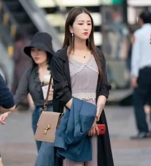  「短袖」美女时尚街拍：明眸善睐的美女，一件黑色短袖配黑色短裤，时尚清爽气质