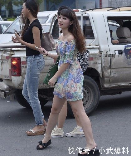 街拍: 三个青春亮丽的小姐姐, 有颜值有身材, 一个比一个靓