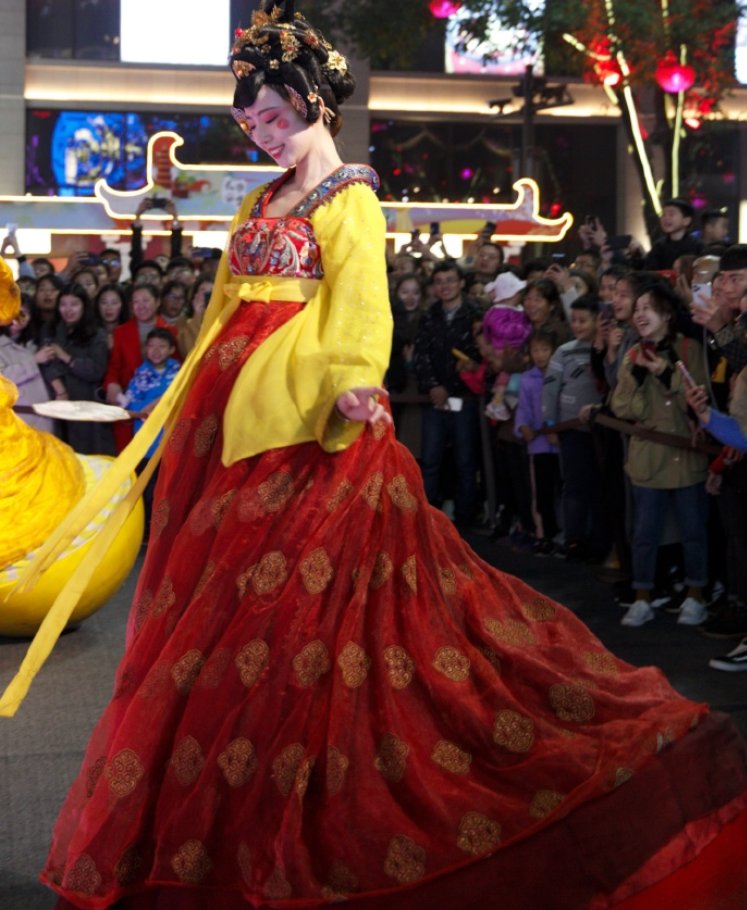 90后“不倒翁”女孩走红，为见她挤断3根隔离带！