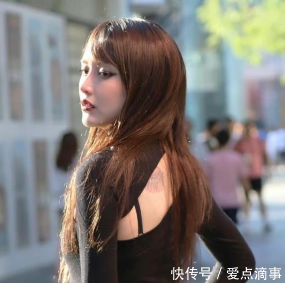  「粉色」街拍：明眸善睐的美女，一条灰色连衣裙外搭粉色外套，时尚女神范