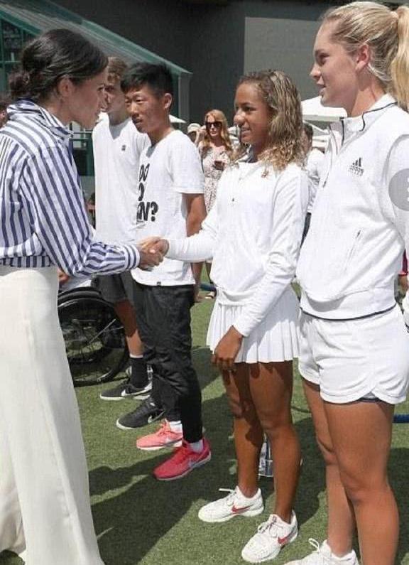 英国王妃凯特、梅根合体亮相, 梅根探头探脑, 凯特难掩贵族气质