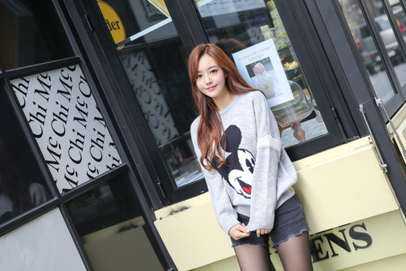 女神孙允珠，浅灰色米奇图案长袖T