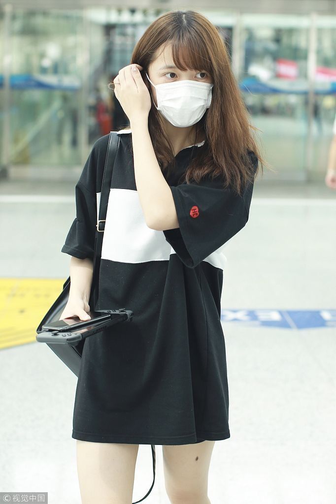 女大十八变！徐娇玩下衣失踪秀筷子腿 戴口罩长发飘飘少女力max