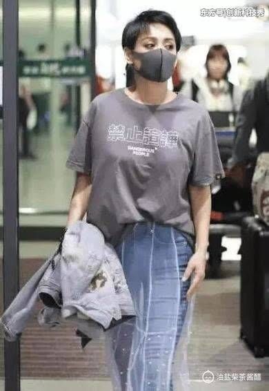 宁静穿套纱牛仔裤现身机场，网友:美归美，没个好身材还真不敢穿