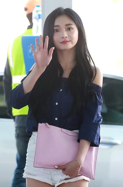 同是20岁的程潇和周洁琼穿短裤，网友：这身材差距真尴尬