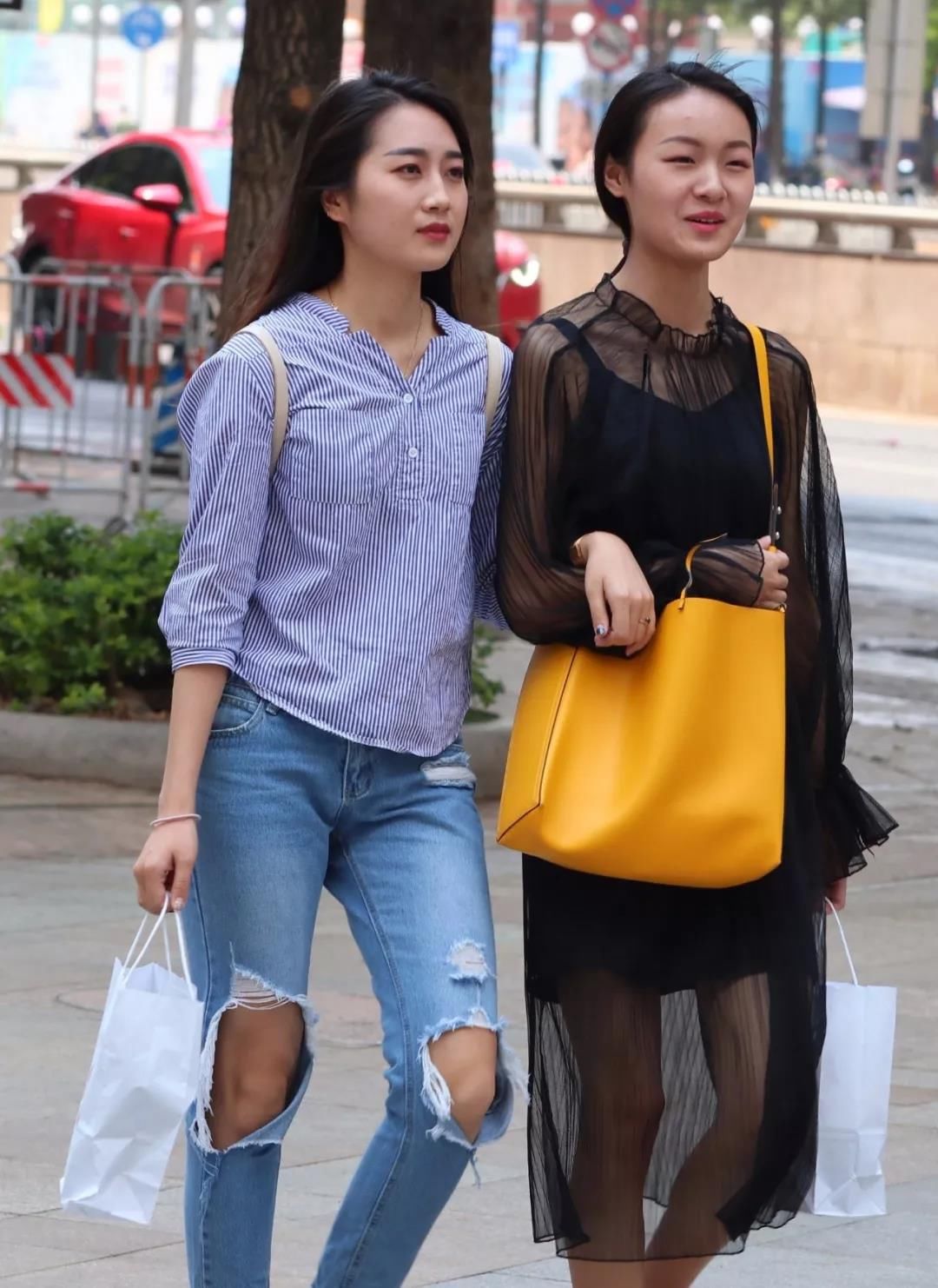 街拍路人，能驾驭这样的破洞牛仔裤的，都是人群中闪亮的女神