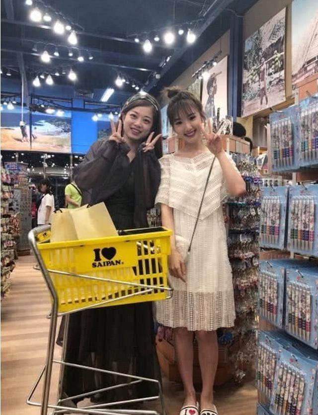 毛晓彤裙子穿小了尺码，都勒出赘肉了，真的好尴尬！