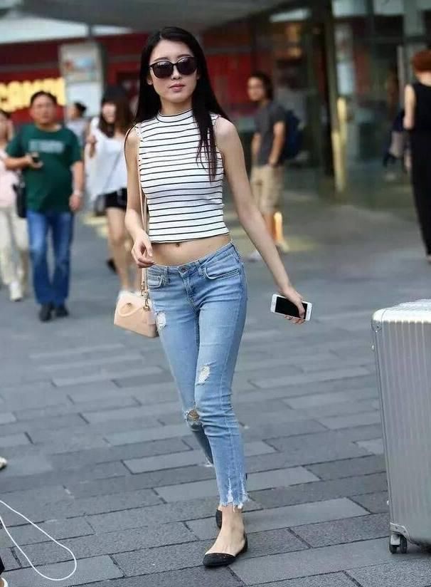 靓丽有型的牛仔裤美女，穿出温柔委婉的淑女气质