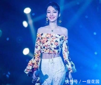 25岁的迪丽热巴跟36岁的张韶涵撞衫, 竟穿出了同龄的味道