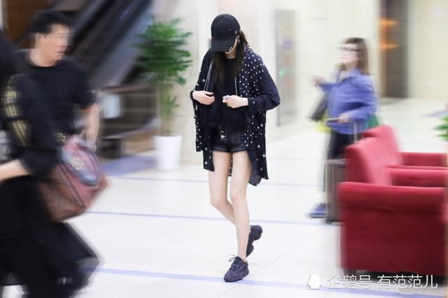 关晓彤私服终于穿短裤,路人镜头下腿更瘦更长,网友:这才叫腿精