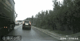  源自■交通GIF动图：大部分车祸都源自一个字：快