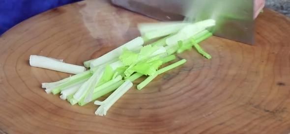 「脆爽」广式墨鱼炒鸡肉,鸡肉嫩滑不柴,墨鱼脆爽有嚼劲!