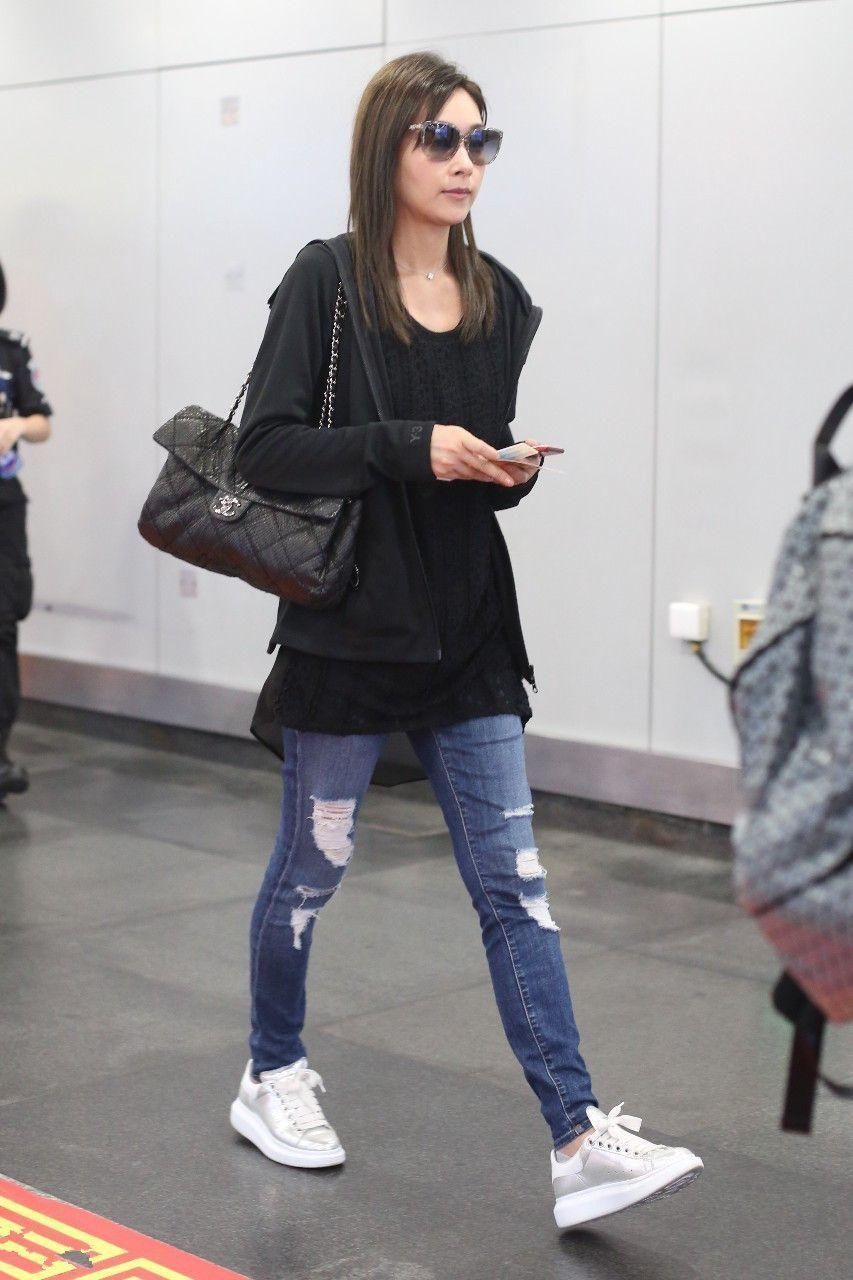 杨恭如裤子都烂成这样了，真心酸!网友:她怎么就不老呢?