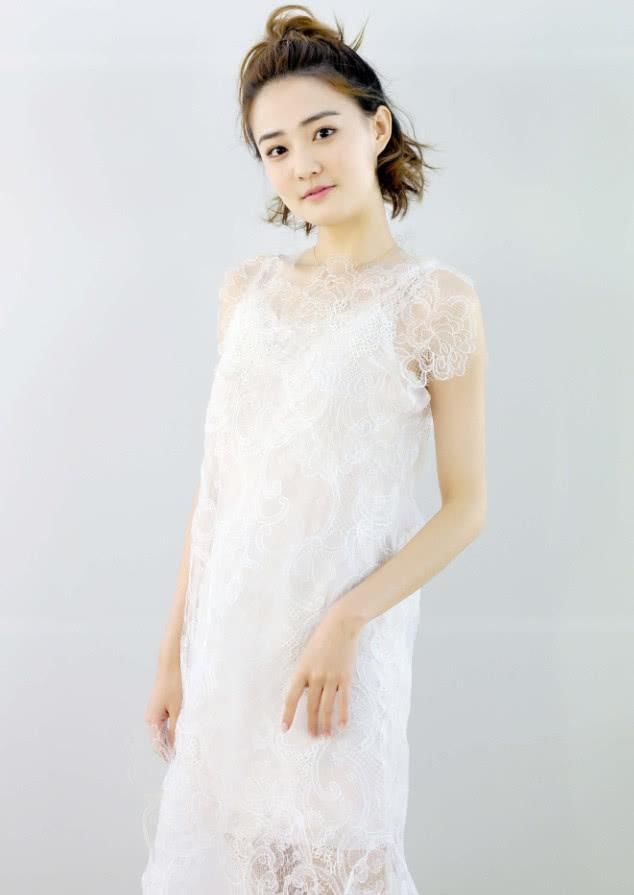 徐璐的搭配搞不明白，穿吊带裙超级仙，为啥要把脚穿“丢”？