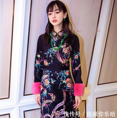 巩俐与郭采洁相差20岁，同穿条纹吊带裙，气质差距咋就这么大呢