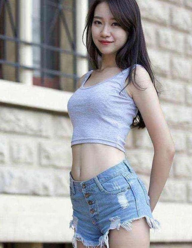 简约白色T恤,将美女肤色显的好白,浅浅的笑容笑出女神范