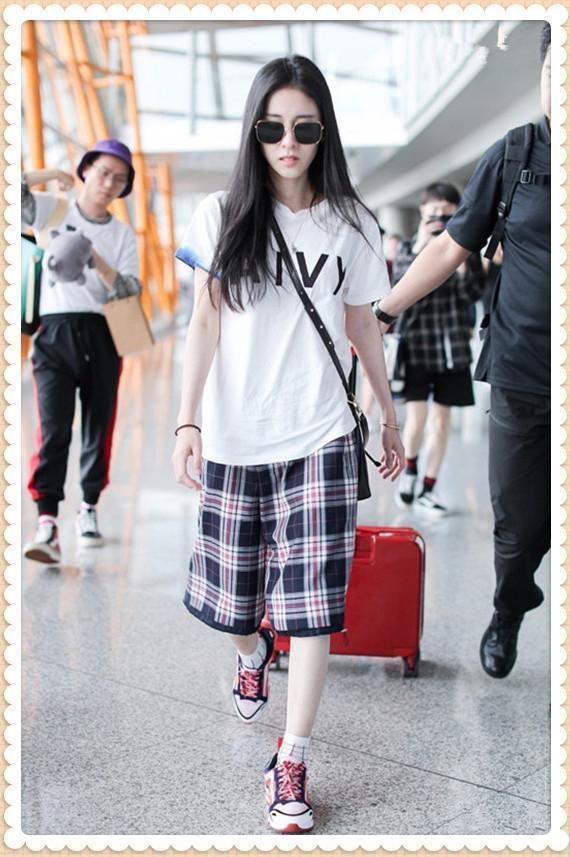 没有孙怡的气质真别穿格子短裤,像张碧晨这样穿成壮汉就尴尬了!