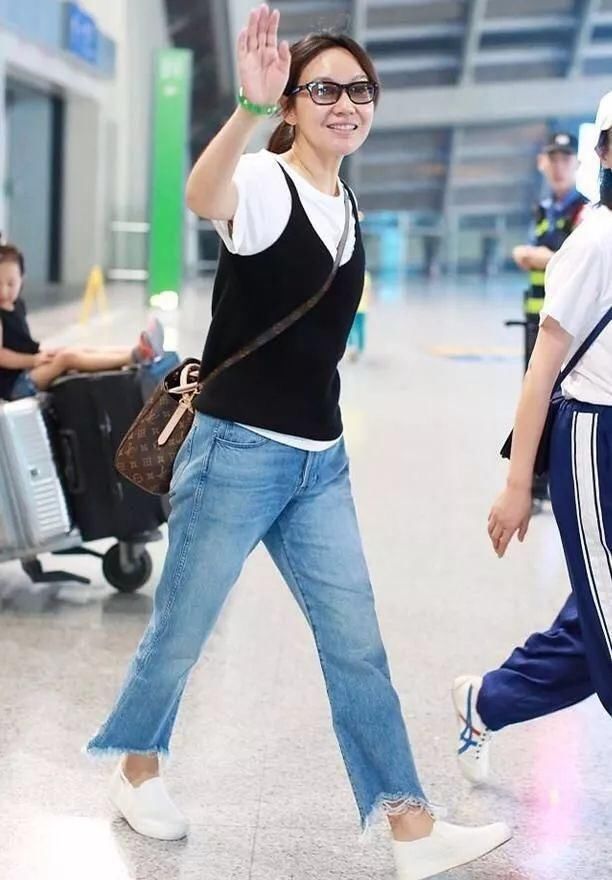 闫妮两个造型穿出18岁和50岁的即视感，网友：论化妆的重要性！