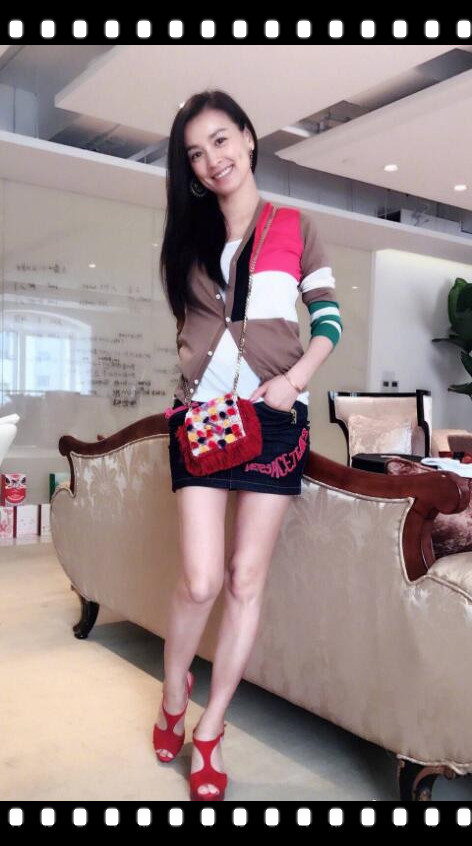 48岁张庭逆生长变20岁少女 酒窝美女当之无愧 还有长腿吸睛