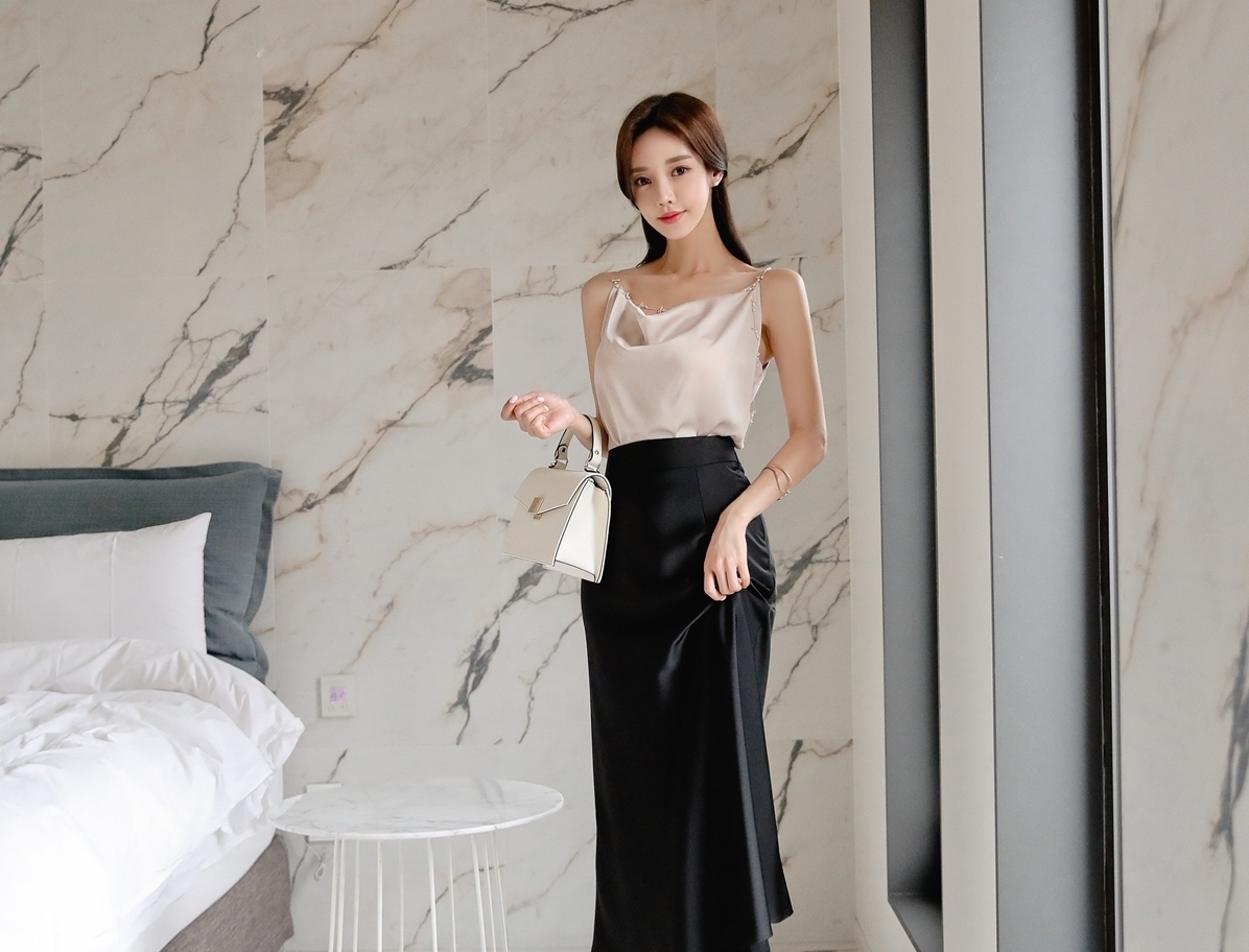 「工整」美女你裙子这么潮,不怕划到自己?