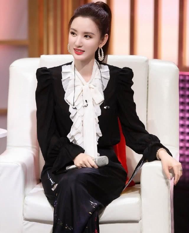 『张萌』曾出演《神话》中的虞姬,今穿荷叶边衬衣配阔腿裤,利落不失气场