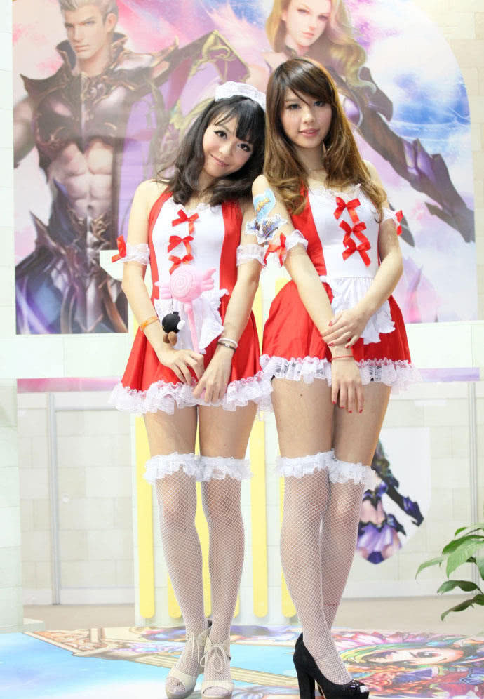 甜美小姐姐穿护士装秀出一双纤细的美腿，甜美性感很迷人