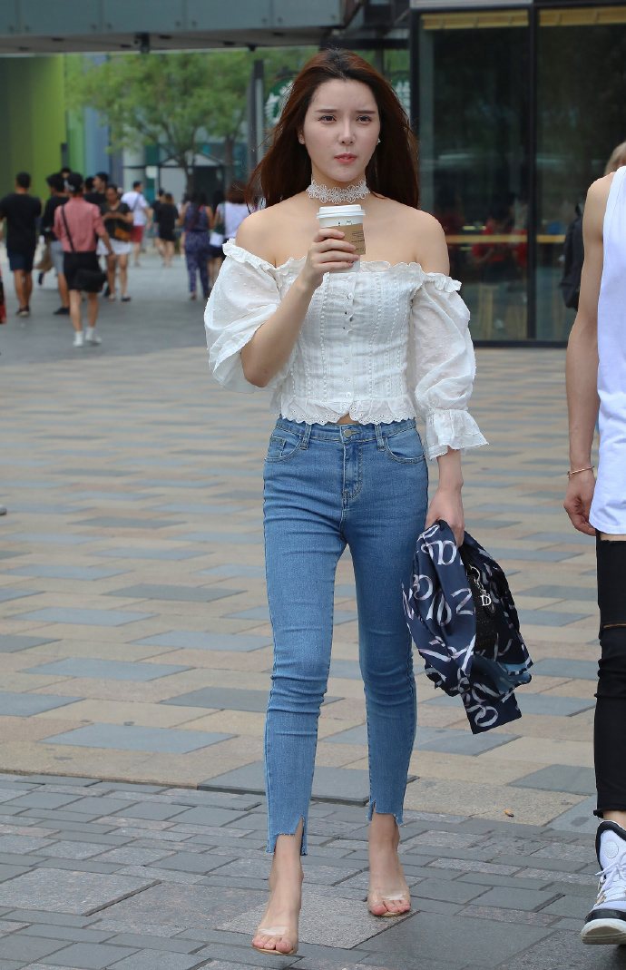 #身材#街拍:小姐姐们身材真好,青春又有活力