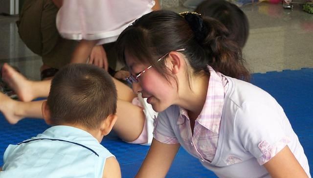  「妈妈应该」孩子是家庭的未来，妈妈怎样爱他，才能让他健康茁壮成长？